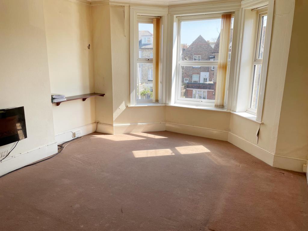 Lot: 108 - ONE-BEDROOM FLAT FOR IMPROVEMENT - Living room